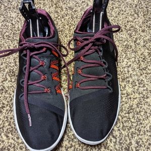 Women's 9 under armour tennis shoes 1274413-005